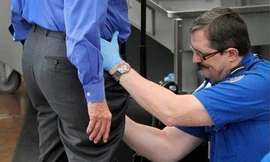 Những khó chịu cho hành khách tại cửa kiểm tra an ninh là điều không thể tránh khỏi khi các nhân viên làm nhiệm vụ. Ảnh: Indiaam2pm.