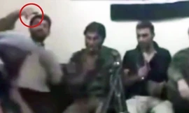 Một tay súng Quân đội Syria Tự do dùng điện thoại chụp ảnh tự sướng trước khi quả bom phát nổ. Ảnh: Daily Star.