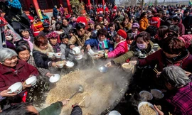 2.000 người tranh nhau ăn mì khổng lồ ở Trung Quốc