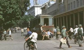 Tàu điện trên phố Đinh Tiên Hoàng, Hà Nội năm 1983.