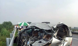 Innova nát bươm như dính bom trên cao tốc Nội Bài – Lào Cai