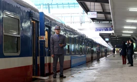 Sáng 26/1, Công ty Vận tải đường sắt Hà Nội (Tổng công ty Đường sắt Hà Nội) khai trương đoàn tàu khách chất lượng cao, số hiệu SE5/SE6, chạy tuyến Hà Nội - Sài Gòn. Đoàn tàu gồm 10 toa, được nâng cấp cải tạo lại.