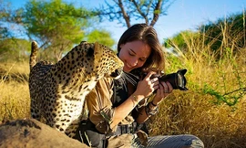 Nữ nhiếp ảnh gia xinh đẹp mạo hiểm thân mình vì nghề