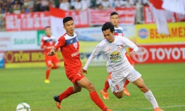 Cầu thủ HA Gia Lai (trắng) được trả lương sau vài tháng - Ảnh: Gia Hưng