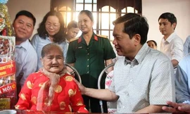 Bí thư Đinh La Thăng trong buổi thăm Mẹ Việt Nam Anh hùng ở Củ Chi