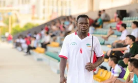 Tiền vệ người Cameroon thỏa ước mơ chơi bóng ở sân đấu 5 sao Việt Nam