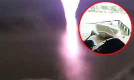  Sét đánh ngay sát bến thuyền tại Sydney, Úc (Ảnh: Telegraph) Sét đánh ngay sát bến thuyền tại Sydney, Úc (Ảnh: Telegraph)