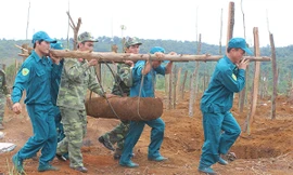 Bộ đội công binh di dời quả bom MK82