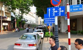 Nhiều ô tô đậu nối đuôi nhau trên đường Đồng Khởi dù ngay đó có biển cấm. Ảnh: LÊ THOA 