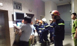 Lực lượng cứu hộ giải cứu các nạn nhân bị kẹt trong thang máy ra ngoài