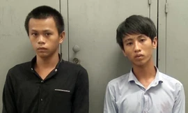 Hai tên cướp bị cảnh sát bắt giữ. Ảnh: C.A