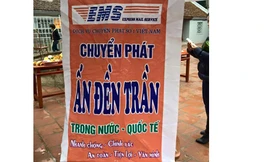 Dịch vụ chuyển phát nhanh ấn đền Trần đặt ngay trước sân đền. Ảnh: NVCC