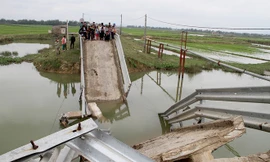 Sà lan đâm gãy đôi cầu rồi chỉm nghỉm