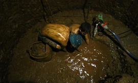 Hơn và Hiên cặm cụi nơi đáy giếng tối với nỗi hiểm nguy cướp đi sinh mạng bất cứ lúc nào. Ảnh: Nguyễn Đông.