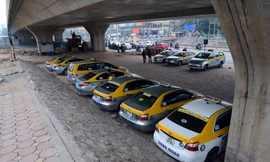 Hà Nội: "Hô biến" gầm cầu vượt thành bãi trông giữ xe