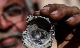 Một phần của một quả mìn được phát hiện tại Palmyra (Ảnh: Guardian)