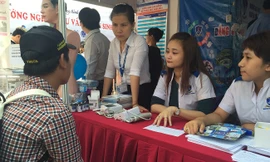 Tại các gian tư vấn, nhân viên các trường cũng lắng nghe và trả lời các thắc mắc của học sinh