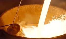 Cục tuyết nguyên vẹn trong lò luyện thép 2.000 độ