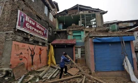 Nhà cửa bị hư hại nặng tại Srinagar, thuộc vùng Kashmir do Ấn Độ quản lý (Ảnh: Reuters)