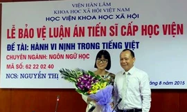 GS Nguyễn Văn Hiệp và nghiên cứu sinh Nguyễn Thị Thanh Huệ.