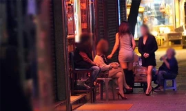 Những cô “gái bán hoa” đang chèo kéo khách hàng công khai ở khắp mọi nơi. Ảnh: Tinvn