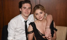 “Cậu cả” nhà Beckham đẹp đôi bên bạn gái tóc vàng