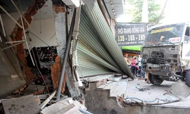 Xe ben tông sập 3 căn nhà. Ảnh: Phước Tuấn