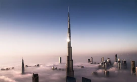 Tháp Burj Khalifa cao nhất thế giới xuyên qua những đám mây tại UAE . (Ảnh: Pinterest)