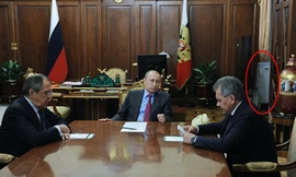 Thiết bị y tế (khoanh đỏ) đặt ở góc phòng trong ảnh của Tổng thống Putin. (Ảnh: RT)