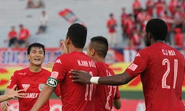 Công Vinh và Anh Đức cùng ghi bàn, giúp B.Bình Dương có chiến thắng trước Đồng Tháp (ảnh: Nguyễn Đình)