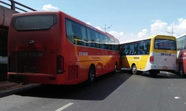 2 chiếc xe khách tại hiện trường