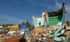 Gần chục nhà sập đổ và nhiều căn khác hư hỏng nặng. 