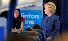 Bà Hillary Clinton trò chuyện cùng các thành viên trong chiến dịch tranh cử, trong đó có nữ trợ lý Huma Abedin, trên chuyên cơ tại White Plains, New York ngày 28/10.