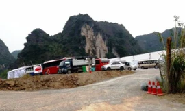 Các trang thiết bị, đồ dùng, dụng cụ sinh hoạt... phục vụ cho đoàn làm phim được hàng chục xe tải cỡ lớn chuyển đến Ninh Bình trong ngày 26/2 (ảnh: ĐD)