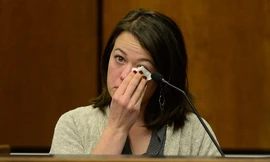 Nạn nhân Michelle Wilkins không kìm được nước mắt. Ảnh: AP