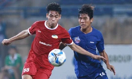 Trương Văn Thiết (áo đỏ) có pha đánh nguội cầu thủ Bùi Quang Nam của Phú Yên.