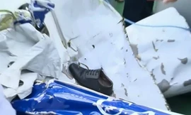 Chiếc giày cùng nhiều vật dụng khác đã được lực lượng tìm kiếm trục vớt.