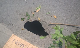 Người dân lấy bìa các tông và cành cây để cảnh báo nguy hiểm.