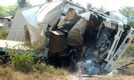 Đầu chiếc xe đông lạnh biến dạng hoàn toàn sau vụ tai nạn, cả 3 người ngồi trong buồng lái tử vong