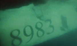 Mảnh vỡ có số hiệu 8983 được tìm thấy dưới đáy biển.