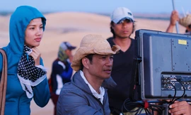 Từ khi kết hôn, người mẫu Bebe Phạm (trái) từ giã sàn catwalk, tập trung hỗ trợ chồng làm phim. Ảnh: Poly.