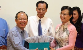 Chủ tịch Ủy ban bầu cử TP HCM trao hồ sơ cho Ủy ban MTTQ Việt Nam TP HCM. Ảnh: Trung Sơn