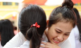 Nghẹn ngào giọt nước mắt ngày chia tay mái trường Chu Văn An