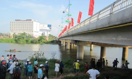 Lực lượng chức năng tìm kiếm thi thể nạn nhân