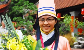 Dung trong ngày nhận Giải thưởng Loa Thành