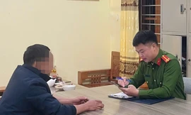 Công an giải thích chiêu lừa đảo qua mạng cho công dân ở huyện Chi Lăng, Lạng Sơn. 