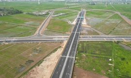 Cận cảnh cầu vượt gần 1.500 tỷ đồng đã hoàn thành nhưng phải 'nằm chờ' cao tốc 