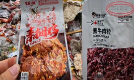 Hà Nội: Bất ngờ với tem nhãn của nhiều loại thực phẩm tại bãi rác bánh kẹo khổng lồ 