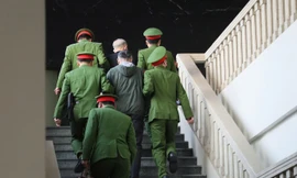 Hình ảnh cựu lãnh đạo UBND tỉnh Bình Thuận cùng đồng phạm hầu tòa vì gây thiệt hại 308 tỷ đồng 