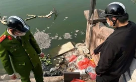 Hà Nội: Bị phạt tiền triệu vì vứt bát hương, bàn thờ gỗ xuống hồ Tây